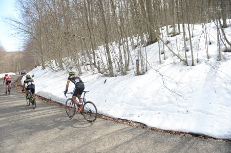 Koninginnenrit Tirreno-Adriatico afgelast wegens sneeuw