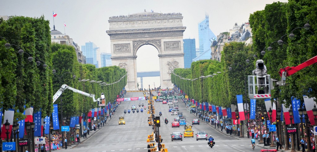 Tour 2015: Tijden worden genoteerd bij eerste passage Champs-Elysée