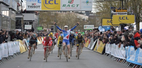 Démare zegeviert in hectische eerste etappe Parijs-Nice