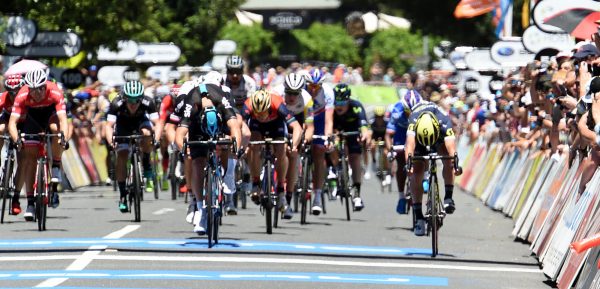 Ewan wint ingekorte WorldTour-opener in Down Under, Van Poppel tweede