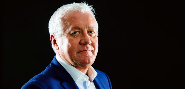 Lefevere over ongeval Vakoč en De Plus: “Lagen 45 minuten in een gracht te bloeden”