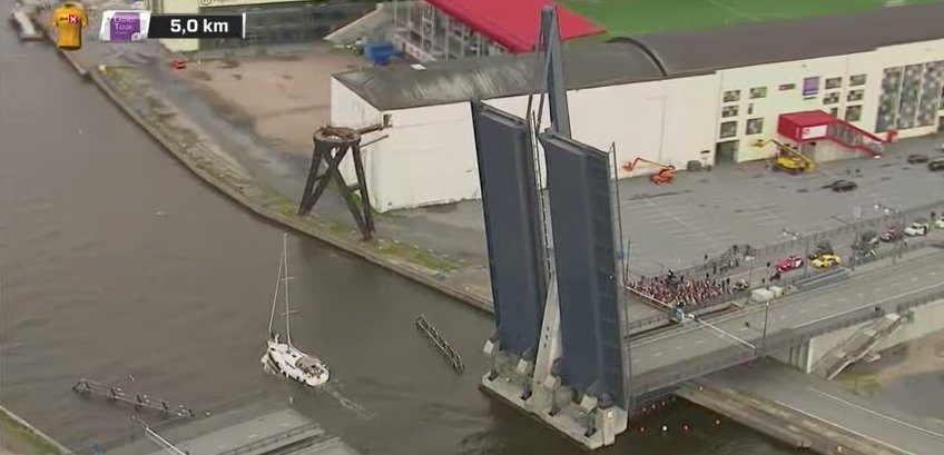 Opengaande brug zorgt voor bizarre finale in Noorwegen, Hosking wint