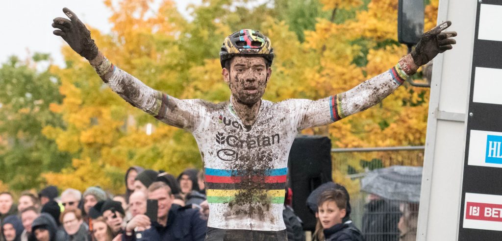 Zandspecialist Van Aert snelt naar winst in Sint-Niklaas