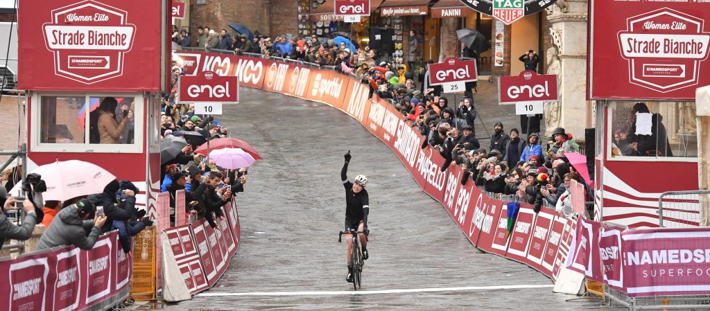 Van der Breggen soleert naar de winst in regenachtige Strade Bianche