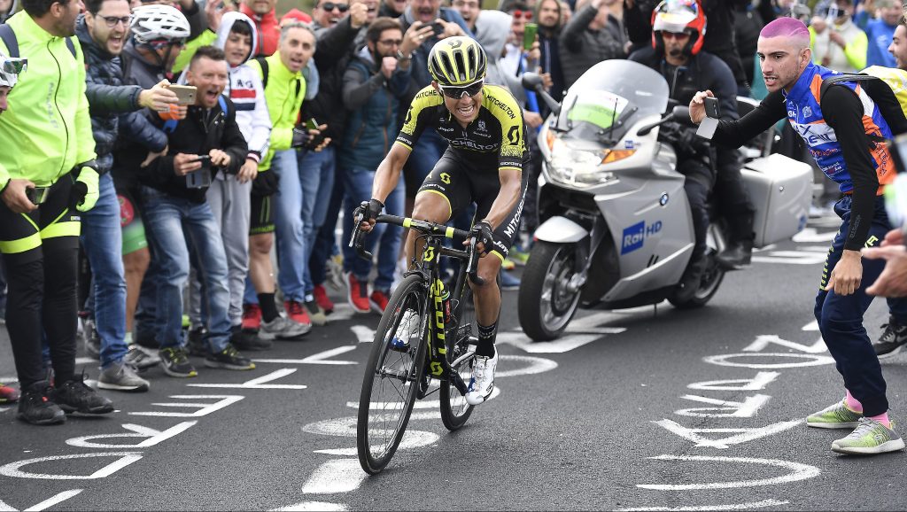 ‘Niet-fitte Esteban Chaves moet Vuelta laten schieten’