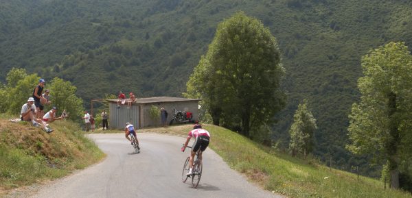 Zware regenval zorgt voor flinke schade aan route Tour de France