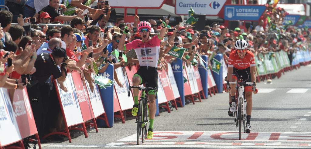 Vuelta 2018: Simon Clarke klopt Bauke Mollema na lange vlucht