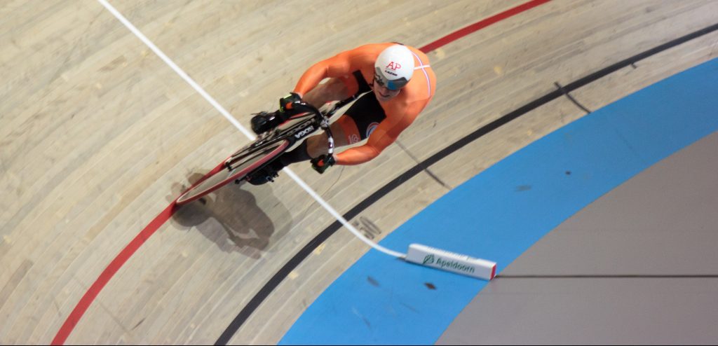 Jeffrey Hoogland soeverein naar EK-goud op de Sprint, brons voor Harrie Lavreysen