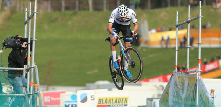 Van der Poel toont zich de sterkste beer in Bern