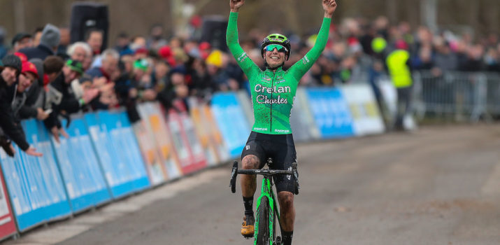 Maud Kaptheijns fietst frustratie van zich af en wint in Essen