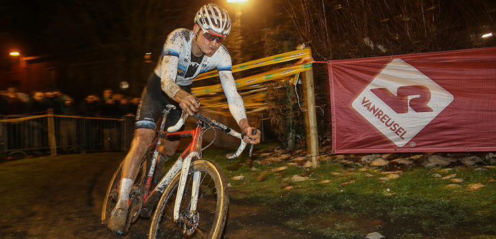 Mathieu van der Poel botst tegen steward: “Hoorde mijn nek kraken”