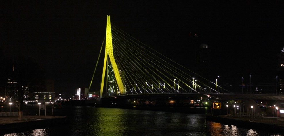 Rotterdam eert gele trui met uitgelichte Erasmusbrug