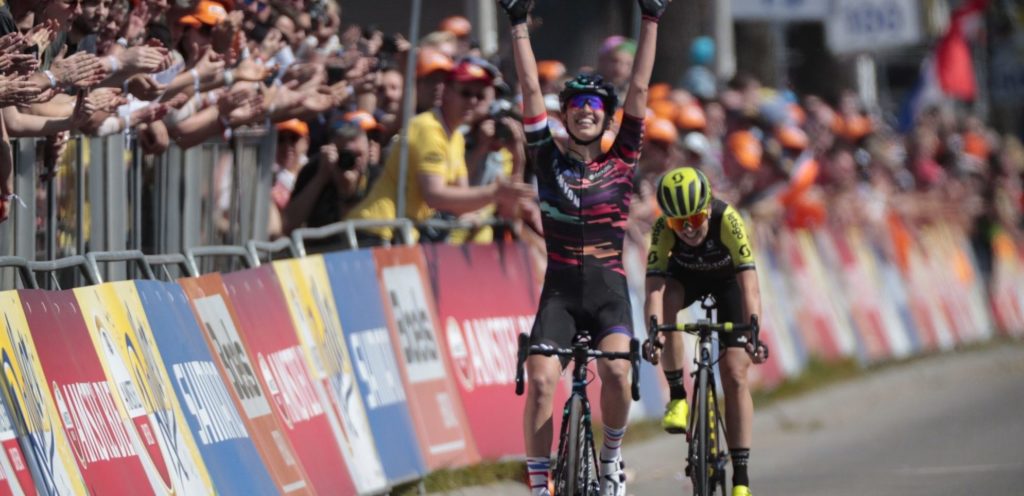 Niewiadoma verslaat Van Vleuten in Amstel Gold Race na ware thriller