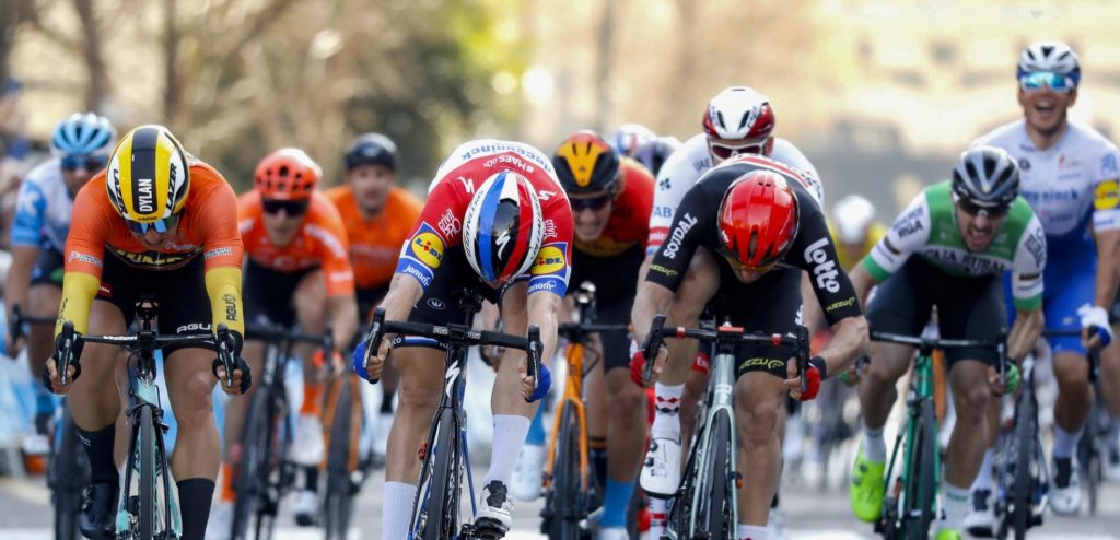 Jakobsen klopt Groenewegen in Valencia, Pogacar eindwinnaar