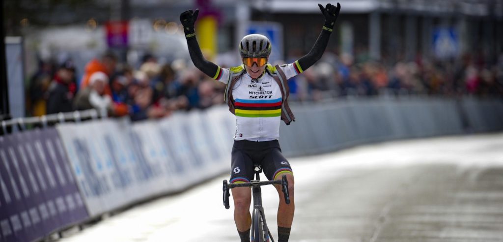 Van Vleuten wint in Omloop het Nieuwsblad eerste koers in regenboogtrui