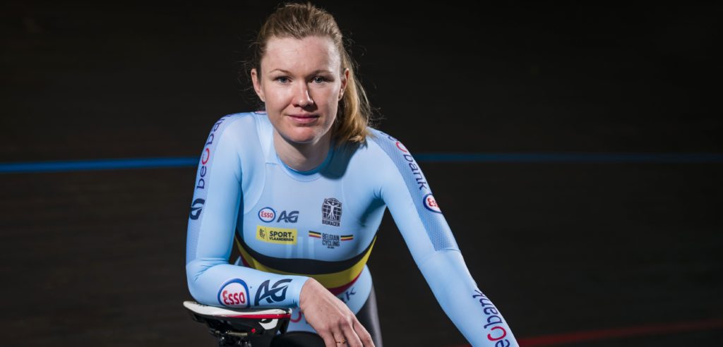 Ook Jolien D’hoore ‘speelt’ fietskoerier voor hulpbehoevenden