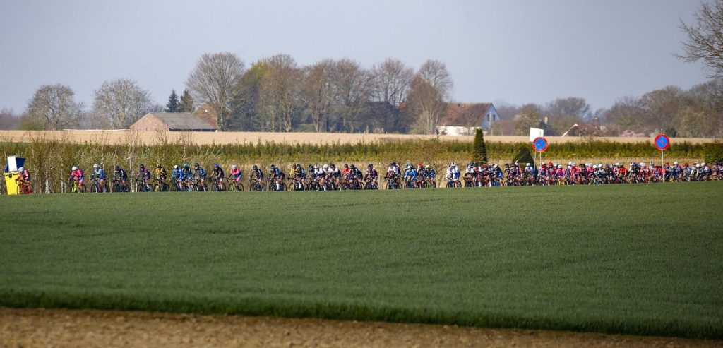 Motoren rijden lek door spijkers rond parcours Amstel Gold Race