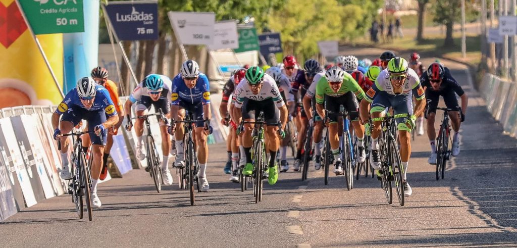 Van Poppel tweede na sterke sprint: “Ik had Bennett natuurlijk graag geklopt”