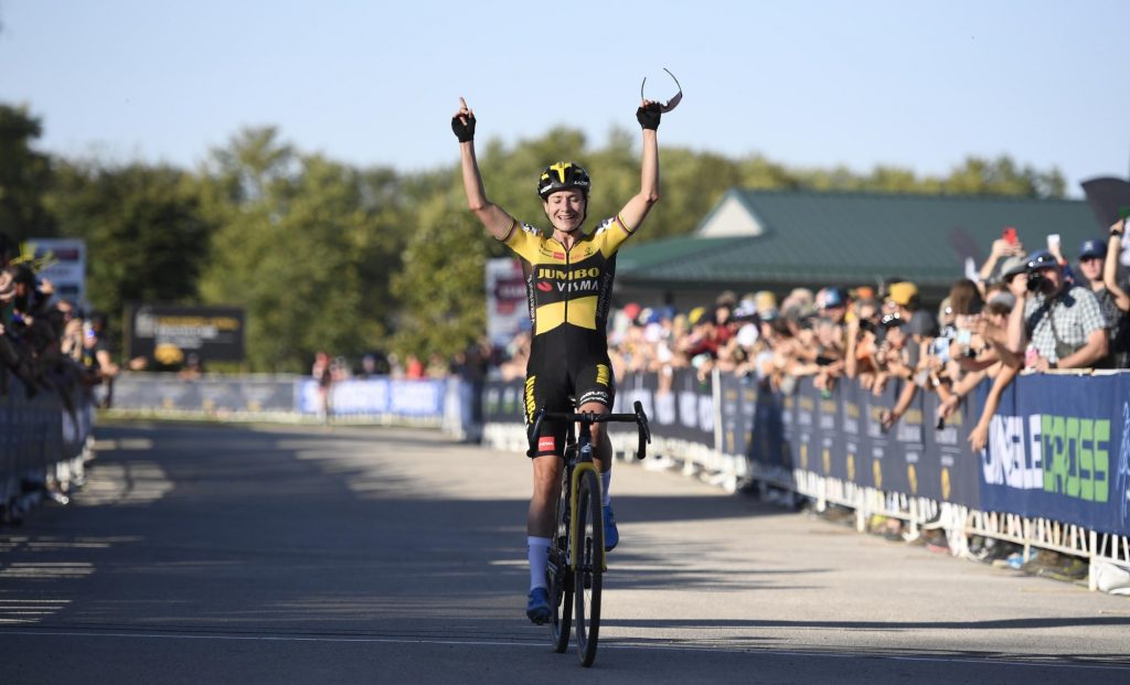 Marianne Vos wint Wereldbeker Iowa na beklijvend duel met Denise Betsema