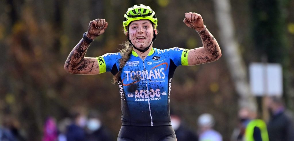 Juniore Zoe Bäckstedt zegeviert in Ethias Cross Essen