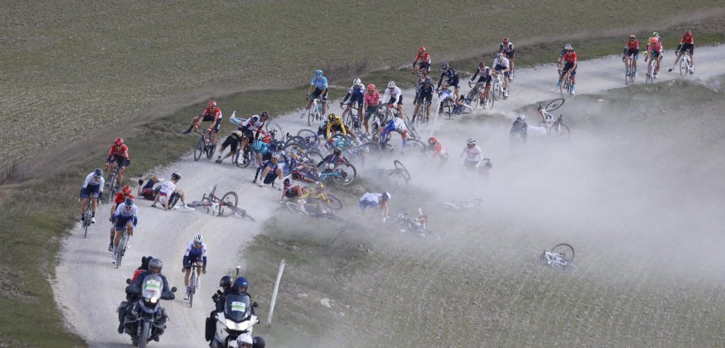 Bizarre val Strade Bianche door windvlaag: opgaves Benoot, Campenaerts, Vermeersch