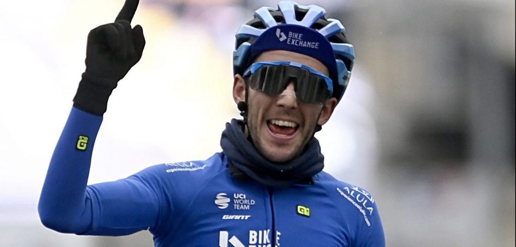 Simon Yates pakt overtuigend de winst in eerste etappe Vuelta Asturias