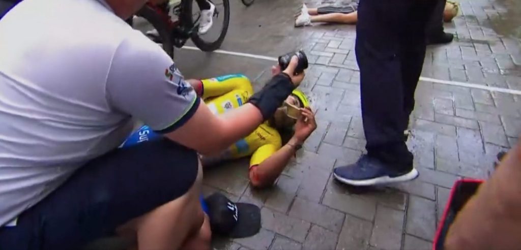Leider Vuelta a Colombia rijdt na kletsnatte finish zijn vrouw omver