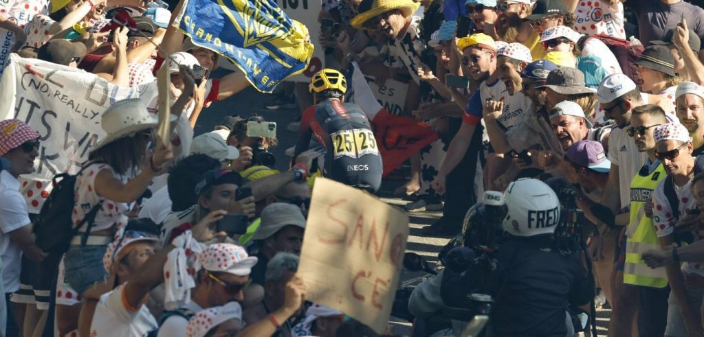 Tom Pidcock geniet van zegetocht op Alpe d’Huez: “Een van mijn beste ervaringen ooit”