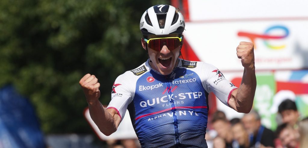 Ongenaakbare Remco Evenepoel wint na solo van 45 kilometer Clásica San Sebastián