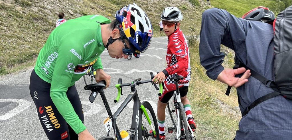 Tour 2022: Wout van Aert krijgt pech op weg naar ploegbus en geeft groene trui aan fan