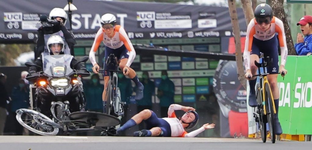 Annemiek van Vleuten onderweg naar ziekenhuis: “Mijn voorband ontplofte”