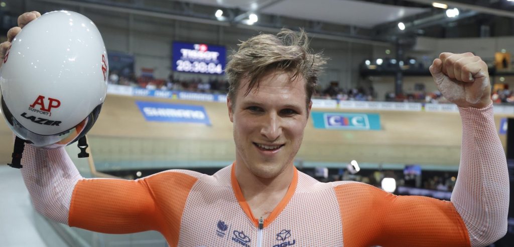 Jeffrey Hoogland knalt in Parijs naar derde wereldtitel op kilometer tijdrit