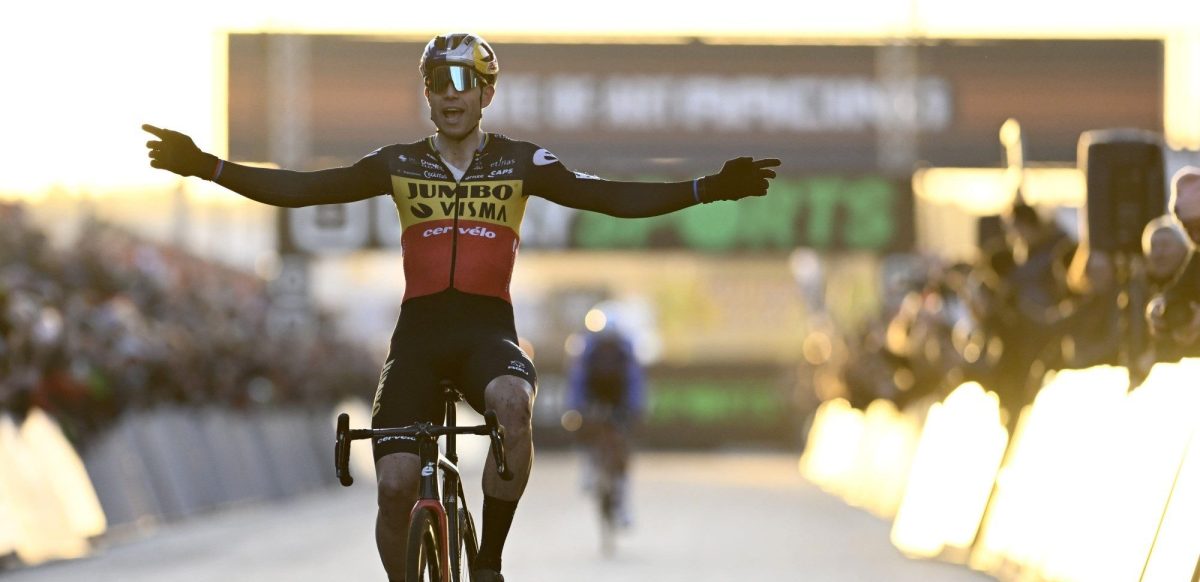 Van Aert klopt Van der Poel na tweestrijd in Superprestige Heusden