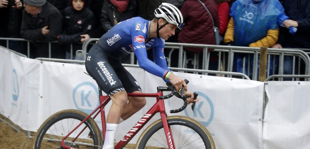 Rugklachten Mathieu van der Poel spelen weer op: “Ik maak me wel wat zorgen”