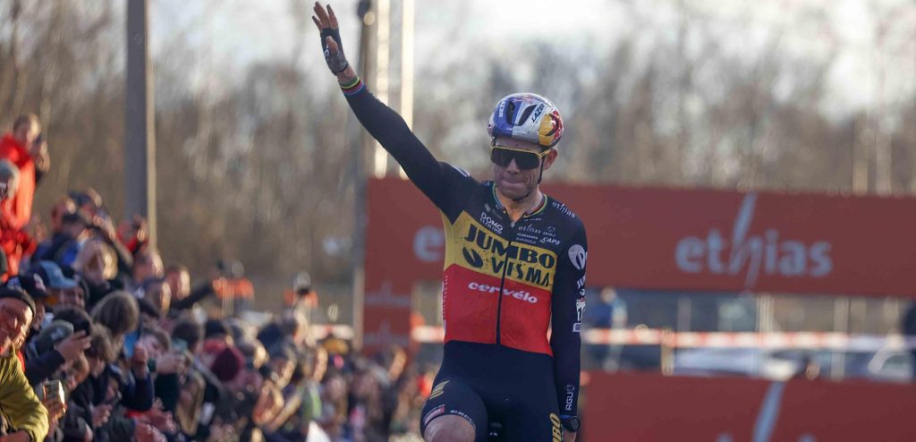 Van Aert blaast tegenstand weg in Wereldbeker Zonhoven, Van der Poel tweede