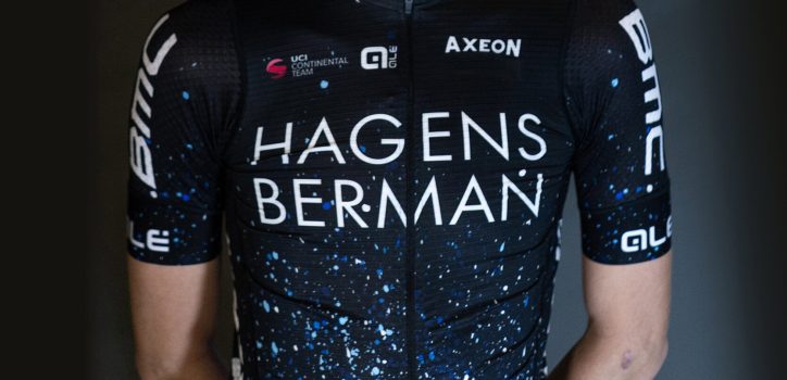 Blauwe verfspetters sieren zwart tenue Hagens Berman Axeon