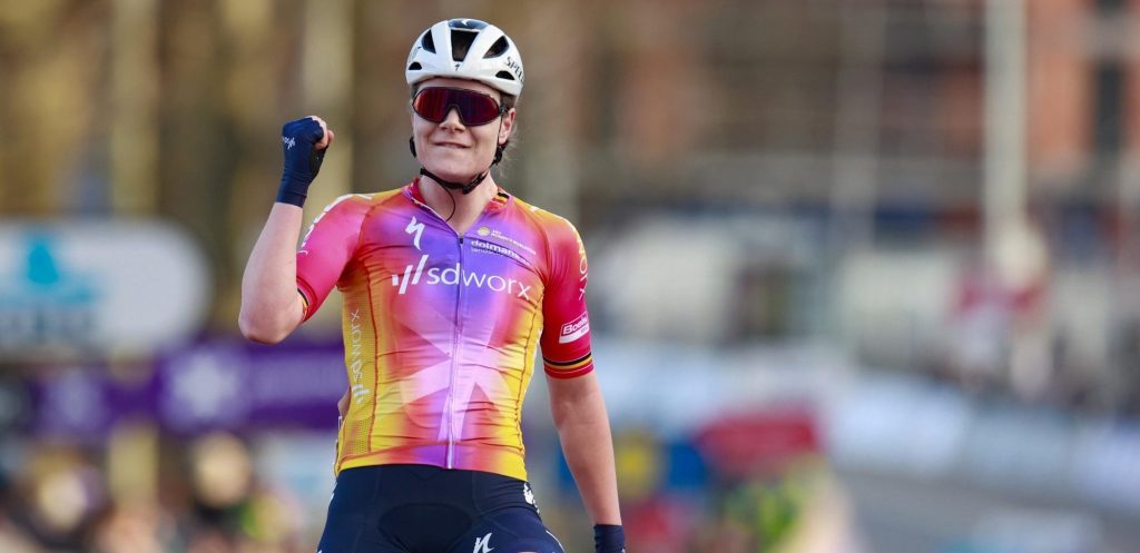 Dominante Lotte Kopecky boekt eerste Belgische zege ooit in Omloop Het Nieuwsblad