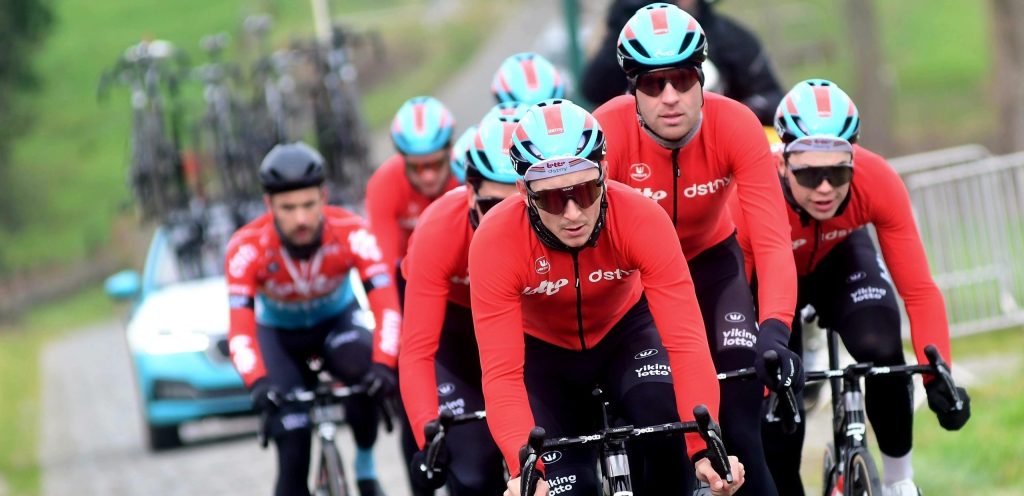 Renners verkennen parcours Omloop Het Nieuwsblad