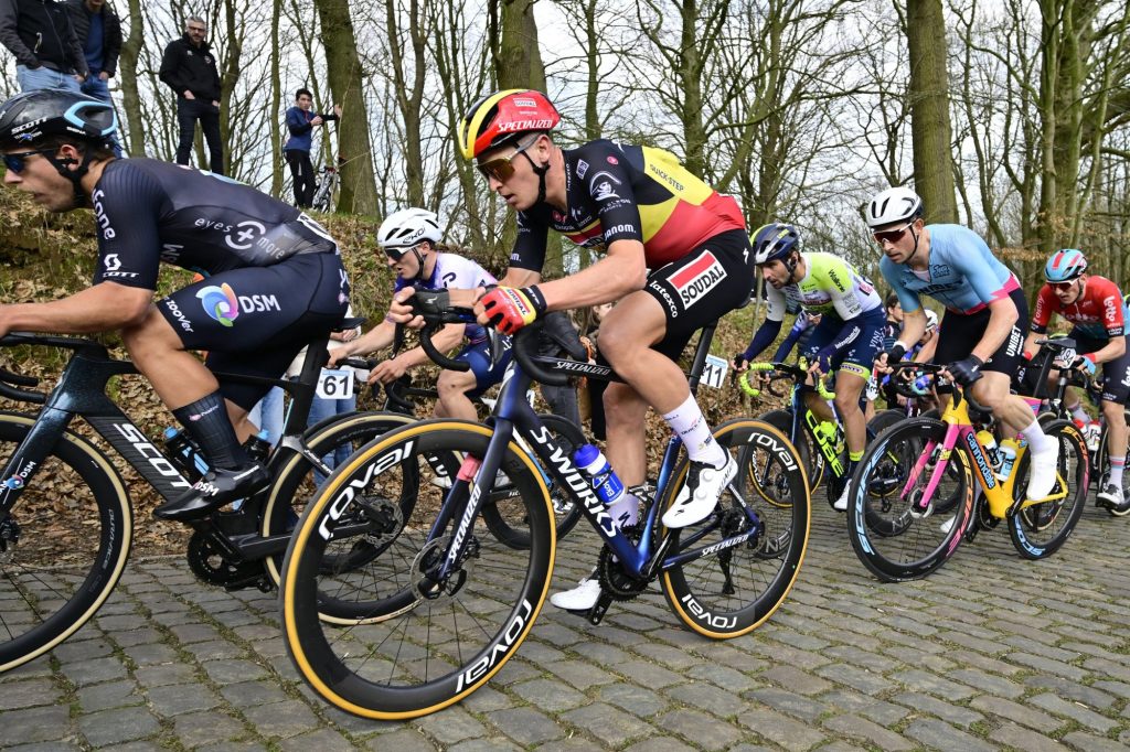 Tim Merlier ontgoocheld na pech in Bredene Koksijde Classic: “Ik kreeg een beer van 85kg op mij”