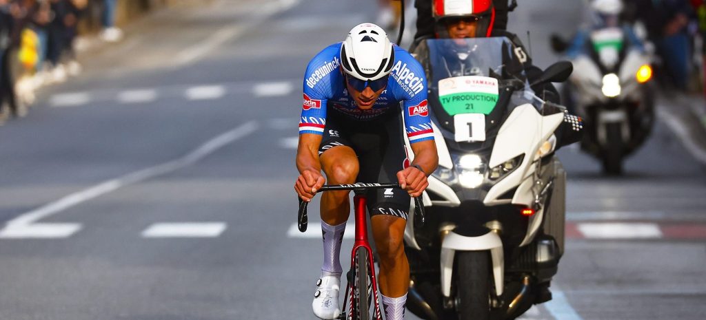 Eindelijk beeldmateriaal: Van der Poel tikt Pogacar aan en knalt weg op de Poggio