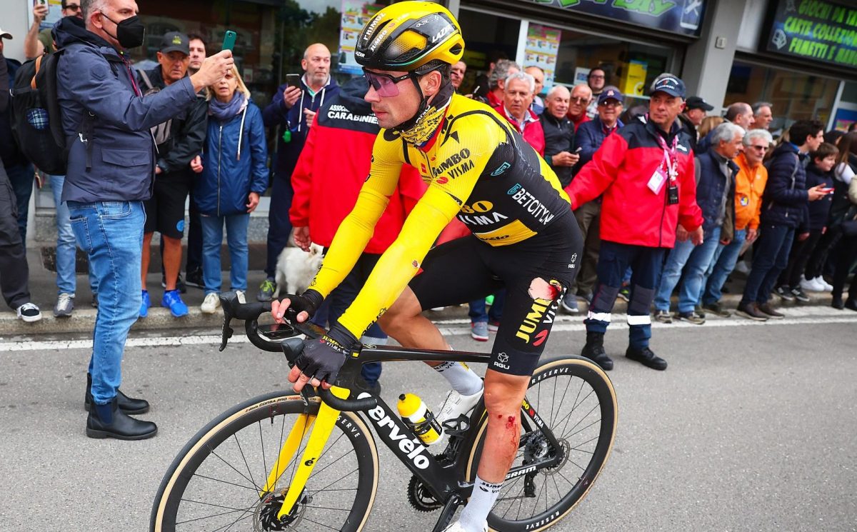 Koen Bouwman over valpartij Primoz Roglic "Echt wel hard gevallen op heup" WielerFlits