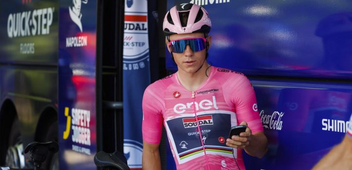 Giro 2023: Remco Evenepoel blinkt voor de start in zijn roze trui