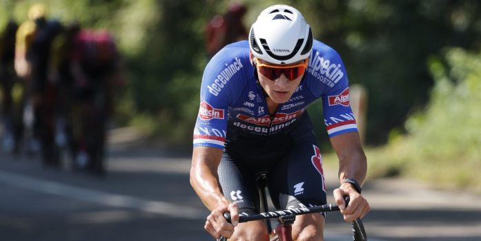 Acrobatische toeren op het NK: Van der Poel tikt op knappe wijze bidon weg