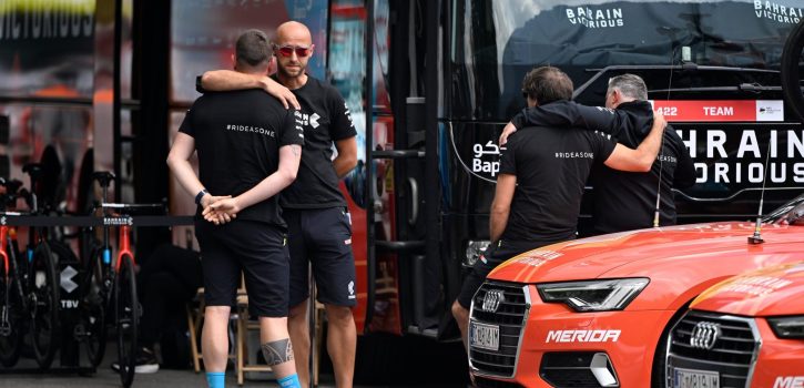 Peloton rouwt om Gino Mäder bij uitgestelde start zesde rit Ronde van Zwitserland