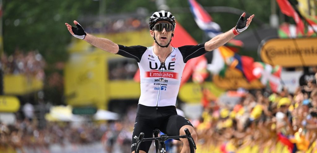 Tour 2023: Adam Yates pakt ritwinst en geel na uniek duel met tweelingbroer Simon