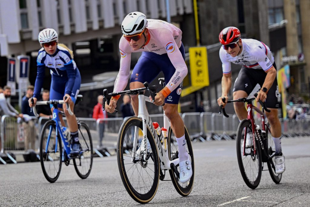 Mathieu van der Poel voelt zich niet op zijn best richting het WK: “Evenepoel gevaarlijker op tussenstuk dan helling”