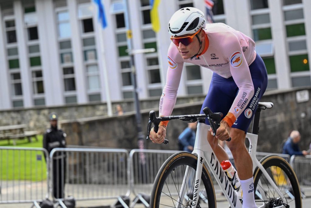 Zien: Mathieu van der Poel knalt cruciale heuvel WK-parcours op tijdens verkenning