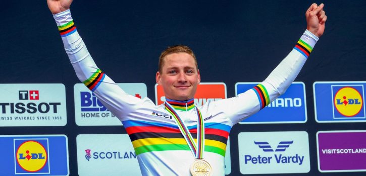 Wereldkampioen Mathieu van der Poel toont regenboogtrui in criterium Etten-Leur