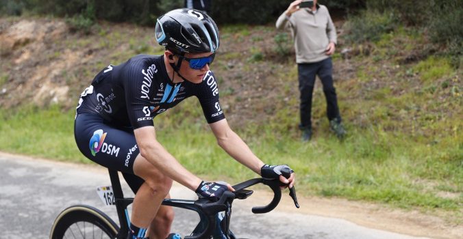 Vuelta 2023: Team dsm-firmenich ziet Oscar Onley vroeg opgeven na val