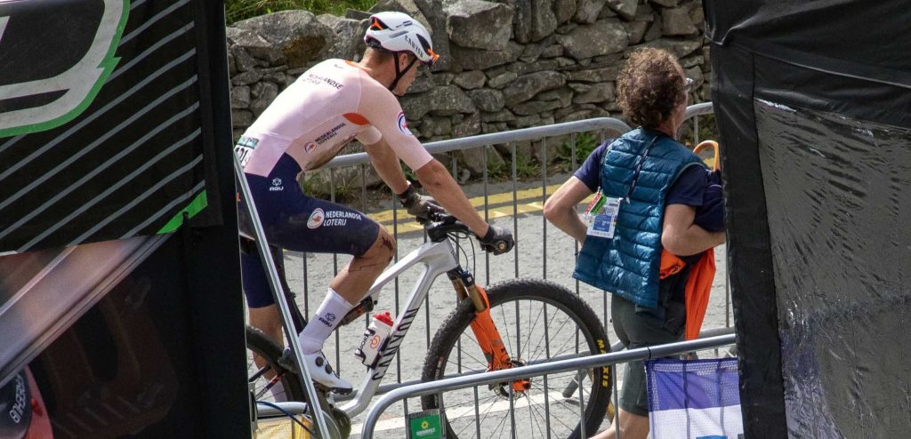 Mathieu van der Poel boos op zichzelf na val op WK MTB: “Domme fout”